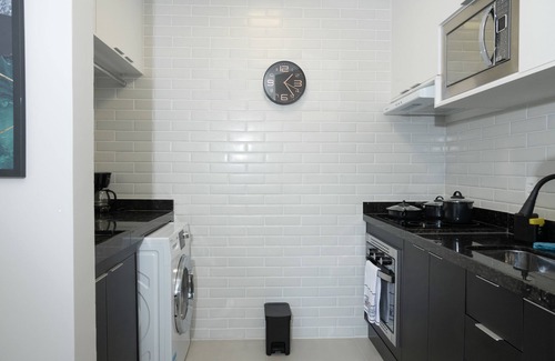 Santo Cristo Apartment | Discover Artinn: Family-Friendly Stay with Kitchen Amenities