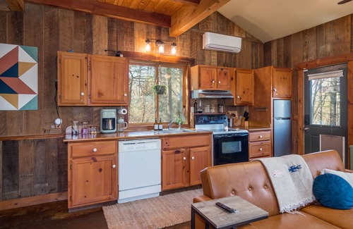 Marshall Cabin | Remarkable Artisan Cabin Escape: Nature-Inspired Retreat