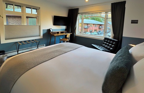 Bowen Island Hotel | Top-Rated Artisan Suites on Bowen: Spa & Family-Friendly