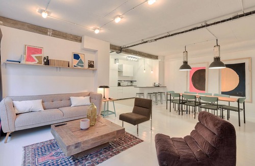 Pere Lachaise Apartment | Artistic Design Loft for 10, Steps from Metro & Spa Access