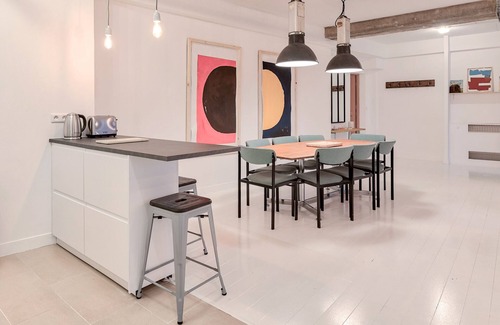 Pere Lachaise Apartment | Artistic Design Loft for 10, Steps from Metro & Spa Access