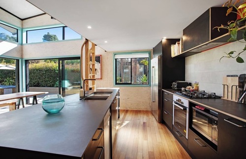 Torbay House | Artist's Colourful Casa with Spa Pool Near Beaches