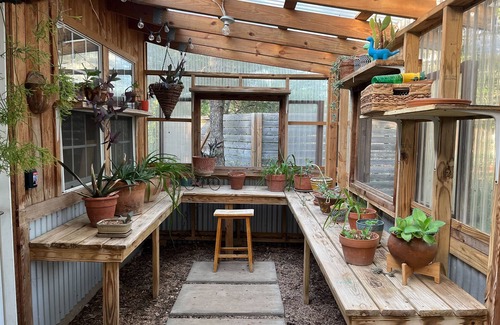 Maple Run Apartment | Artist's Country Retreat Bungalow with greenhouse!