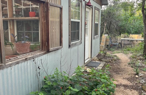 Maple Run Apartment | Artist's Country Retreat Bungalow with greenhouse!