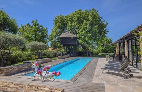Trans-en-Provence Villa | Artist's House: Family Retreat with Heated Pool & Ocean View