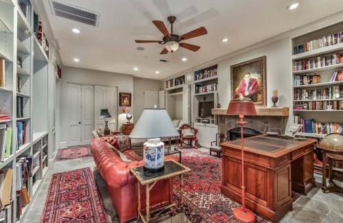 Greenway Plaza-Upper Kirby Apartment | Stylish Artist's Library with Private Pool & Ocean Views