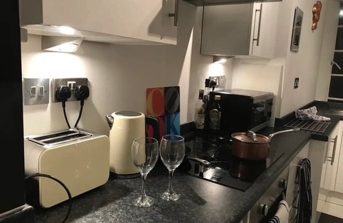 Wimbledon Apartment | Elegant 1930's Flat with Spa Near Central London