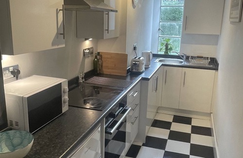 Wimbledon Apartment | Elegant 1930's Flat with Spa Near Central London