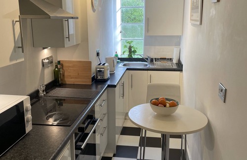Wimbledon Apartment | Elegant 1930's Flat with Spa Near Central London