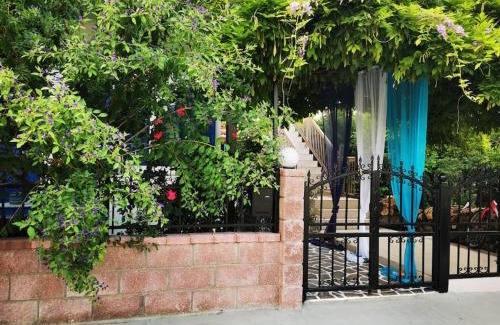 Nea Kios Apartment | Relaxing Artistic Retreat for Families and Pets