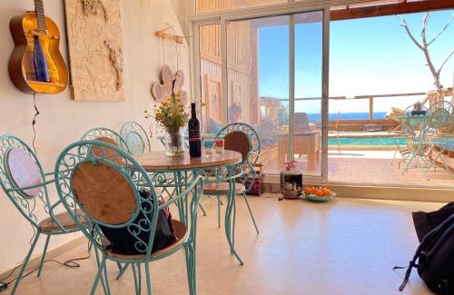 Zikhron Ya'aqov Apartment | Artistic Sea View Retreat with Inviting Hot Tub