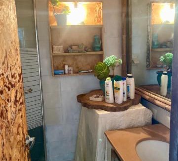 Zikhron Ya'aqov Apartment | Artistic Sea View Retreat with Inviting Hot Tub