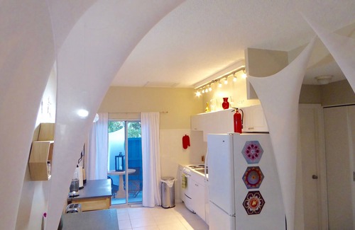 South Palm Park Neighborhood Association Apartment | Artistic Retreat with Pool, Spa & Garden Near the Beach
