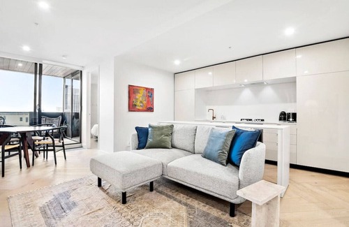 Collingwood North Apartment | Artistic Urban Retreat Near Smith Street - Rated 10/10!