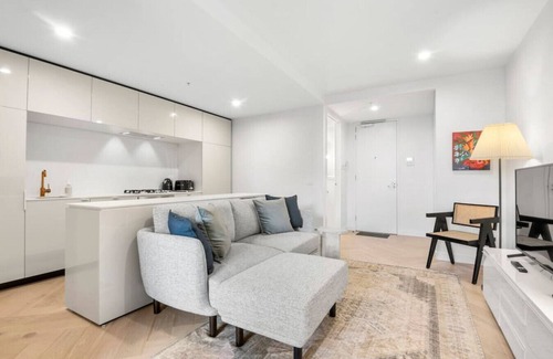 Collingwood North Apartment | Artistic Urban Retreat Near Smith Street - Rated 10/10!