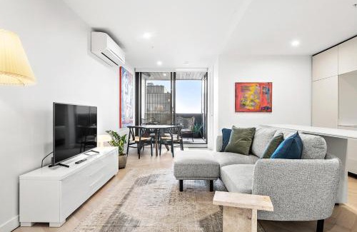 Collingwood North Apartment | Artistic Urban Retreat Steps from Smith Street Awaits You!