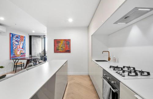 Collingwood North Apartment | Artistic Urban Retreat Steps from Smith Street Awaits You!
