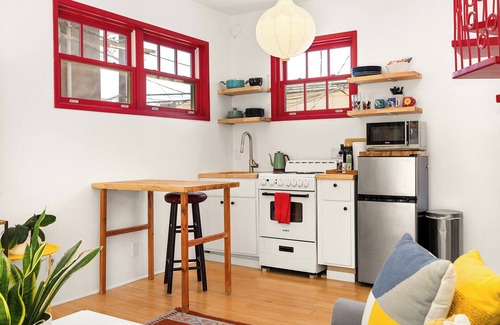 Silver Strand Apartment | Artistic Venice Beach Canals Studio with Rooftop & Sauna