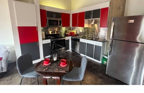 Deep Ellum Apartment | Artistico-Styled Studio Loft | Sleeps 5 People!