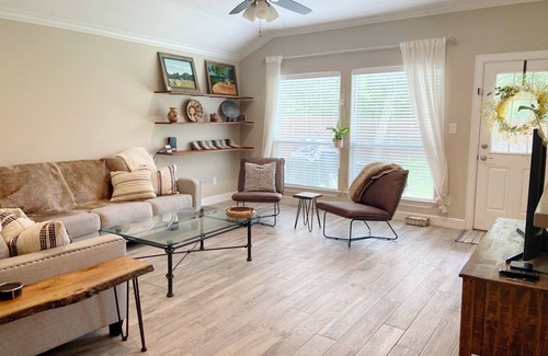 Tomball House | Discover Artists’ Abode: Steps from Main Street!