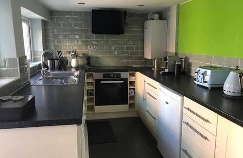Harrogate Cottage | Elegant Townhouse in Centre with Free Parking & WiFi