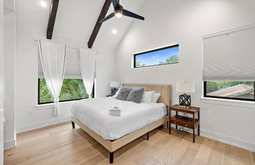 Indian Hills House | Artists Hideaway - Huge Yard and Workspace