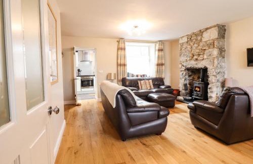 Llanbedr House | Artro View: Family-Friendly Haven with Exceptional Amenities