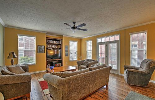 Carmel Apartment | Artistic Condo by Monon Trail with Pet-Friendly Amenities
