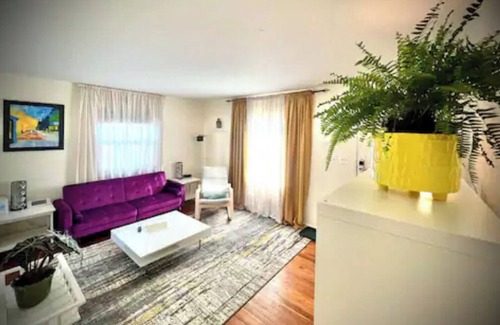 South Bend House | Artistic 2-Bedroom Retreat with Ocean View and Free Parking