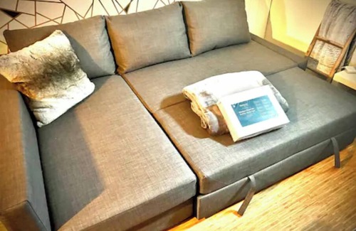 South Bend House | Artistic 2-Bedroom Retreat with Ocean View and Free Parking