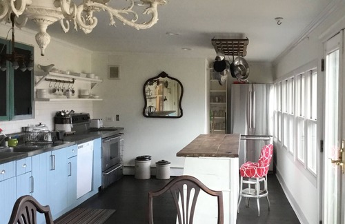 Bristol Cottage | Eclectic Boho Cottage with Ocean View & Breakfast Included