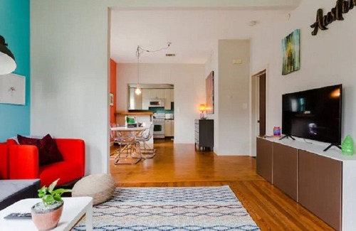 Chestnut House | Artistic 2BD House with Kitchen Near Downtown & Backyard