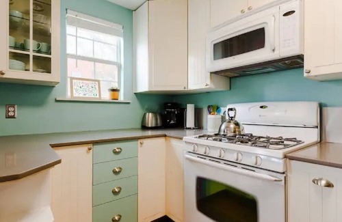 Chestnut House | Artistic 2BD House with Kitchen Near Downtown & Backyard
