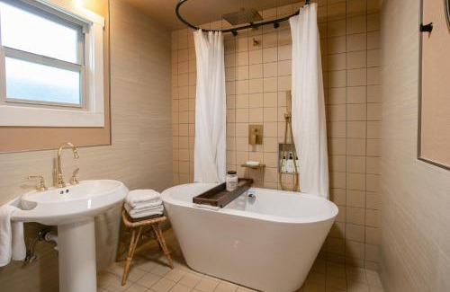 Phoenix House | Artsy McM Guesthouse with Relaxing Spa Soaking Tub