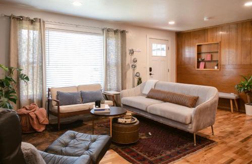 Phoenix House | Artsy McM Guesthouse with Relaxing Spa Soaking Tub