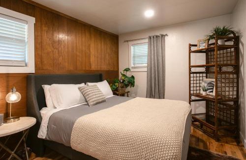 Phoenix House | Artsy McM Guesthouse with Relaxing Spa Soaking Tub