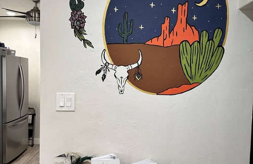 Encanto House | Pet-Friendly Modern Downtown 2 Bed Home with Backyard