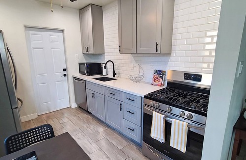 Encanto House | Pet-Friendly Modern Downtown 2 Bed Home with Backyard