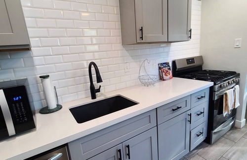 Encanto House | Pet-Friendly Modern Downtown 2 Bed Home with Backyard
