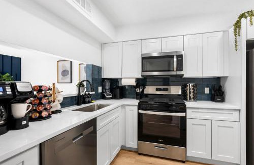 South Lamar Apartment | Artsy Pad by S Lamar - Soco with Patio