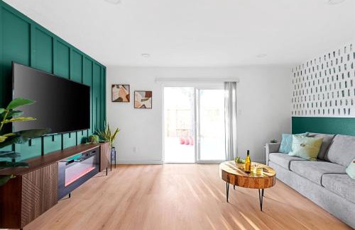 South Lamar Apartment | Artsy Pad by S Lamar - Soco with Patio