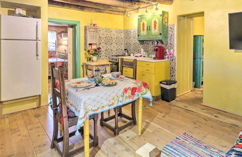 Santa Cruz Apartment | Artistic Santa Cruz Apartment with Hot Tub & Spa Access