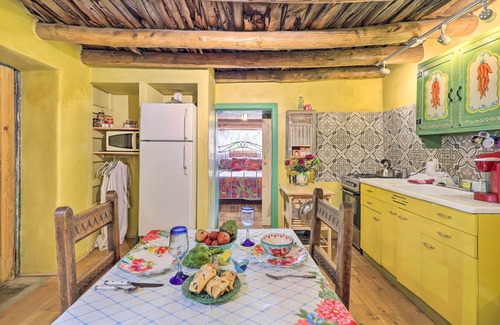Santa Cruz Apartment | Artistic Santa Cruz Apartment with Hot Tub & Spa Access