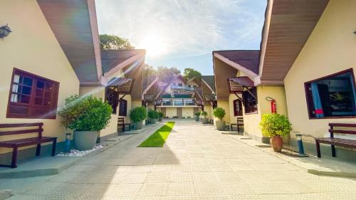 Japaratinga House | Kid-Friendly Getaway at Aruanã Chalés with Pool Access