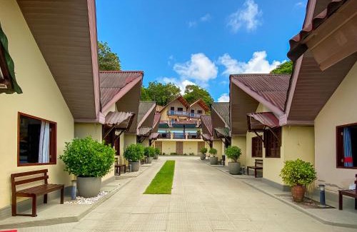 Japaratinga House | Kid-Friendly Getaway at Aruanã Chalés with Pool Access