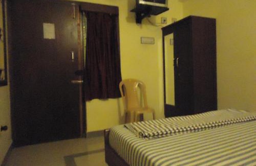 Chidambaram Cabin | Convenient Family Stay at Arudhra Residency with Dining