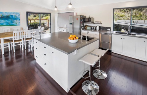 Lakes Entrance House | Waterfront Oasis with Breathtaking Views and Pet-Friendly Stay