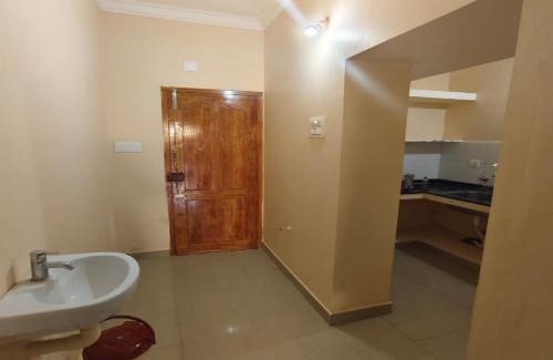 Tiruchendur Hotel | Family-Friendly Arumugam Residency with Air Conditioning