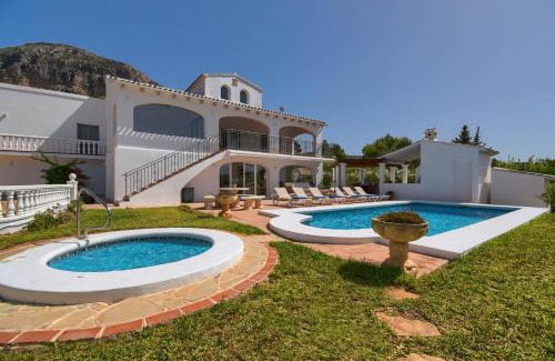 Montgo de Toscamar Villa | Family-Friendly Stay at Arundel with Pool Access