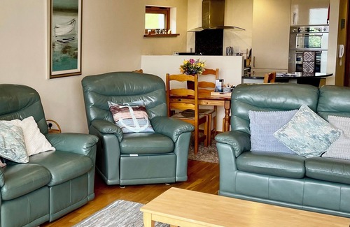 Maenporth Apartment | Arvor: Bright Flat Steps from Falmouth Bay & Beach Access